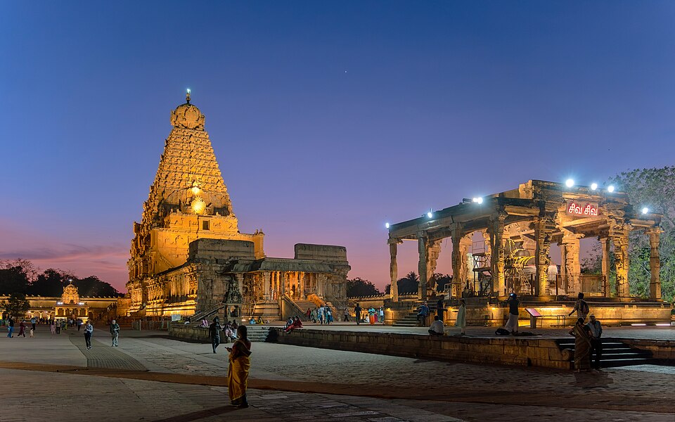 Brihadisvara Temple during Maha Shivaratri-WUS03611 (edit).jpg